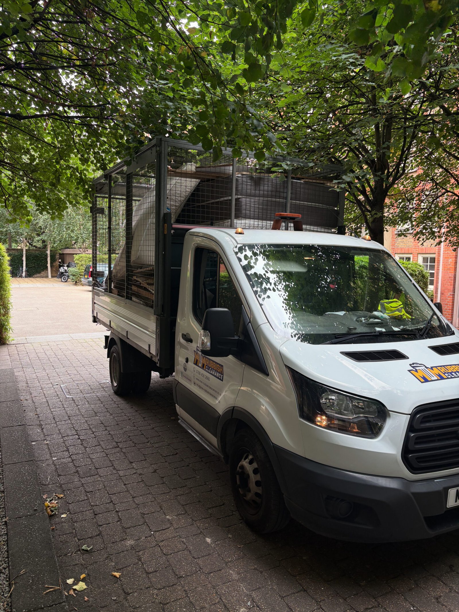 MM Rubbish Clearance furniture removal team