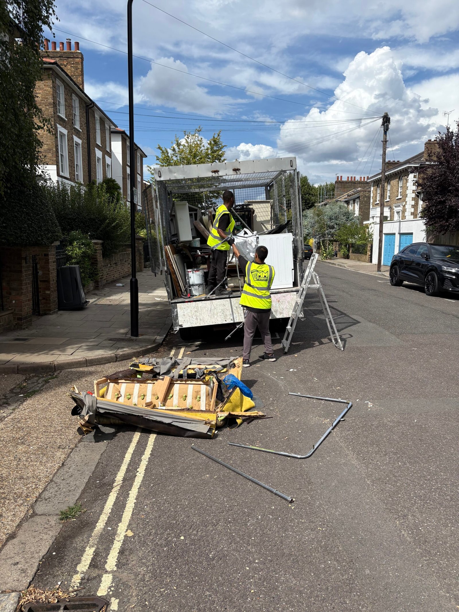 MM Rubbish Clearance team working in Hackney E8 – same-day rubbish removal in progress