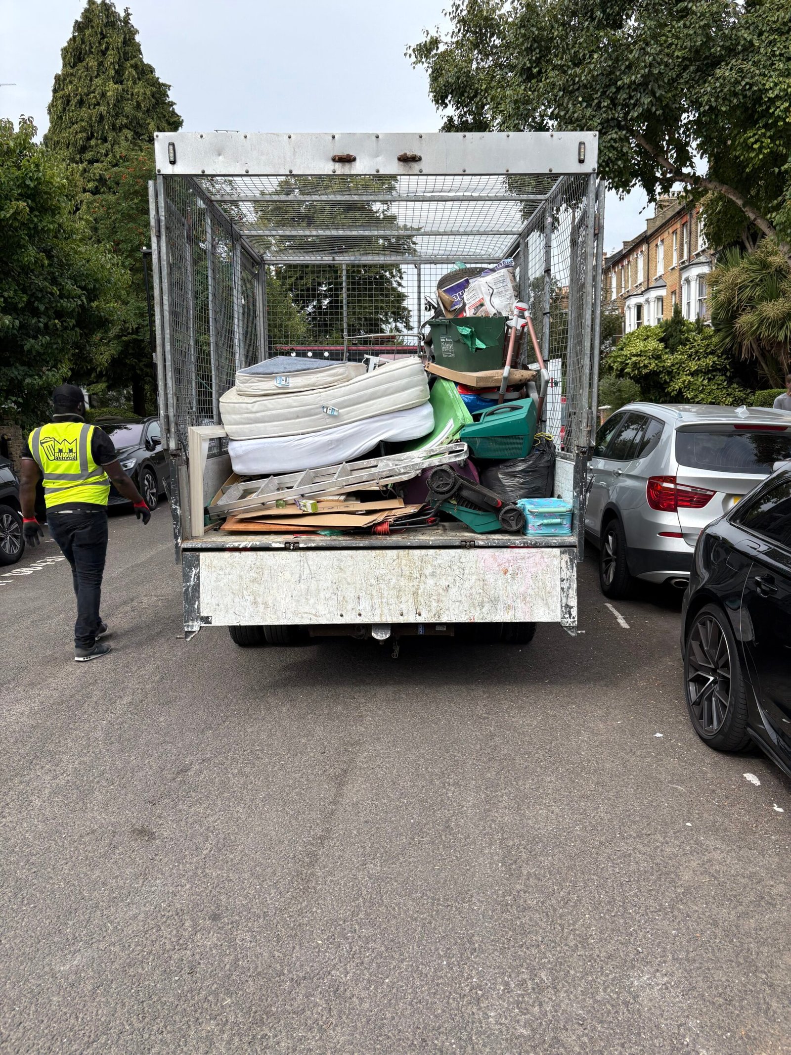 MM Rubbish Clearance team loading mixed waste in North London – licensed waste removal service